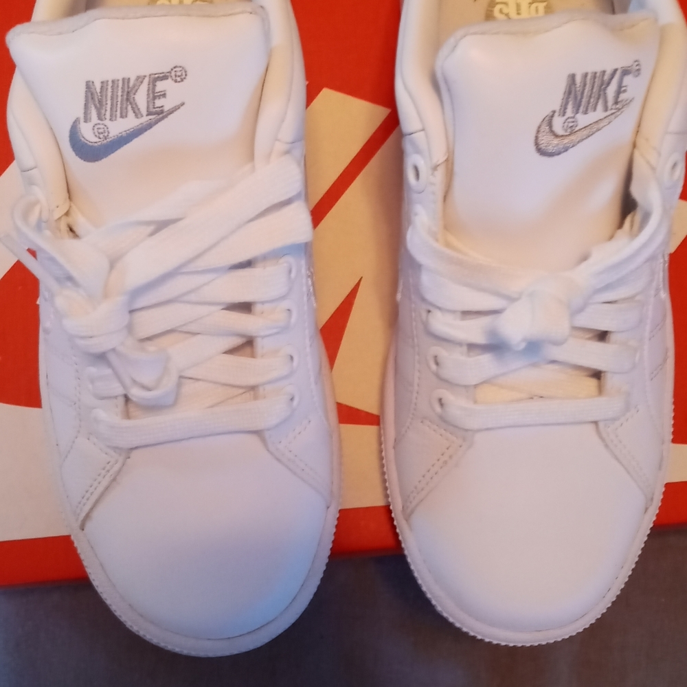 NIKE Sneakers NWOT